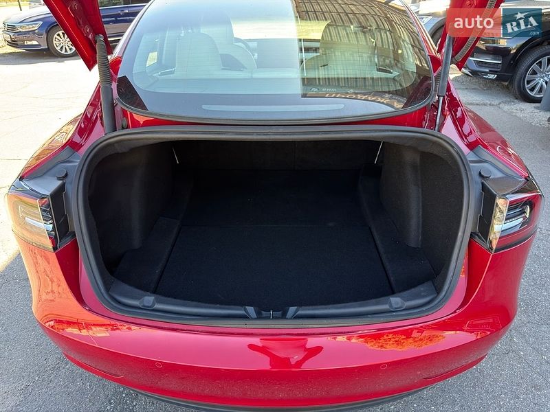 Седан Tesla Model 3 2021 в Виннице