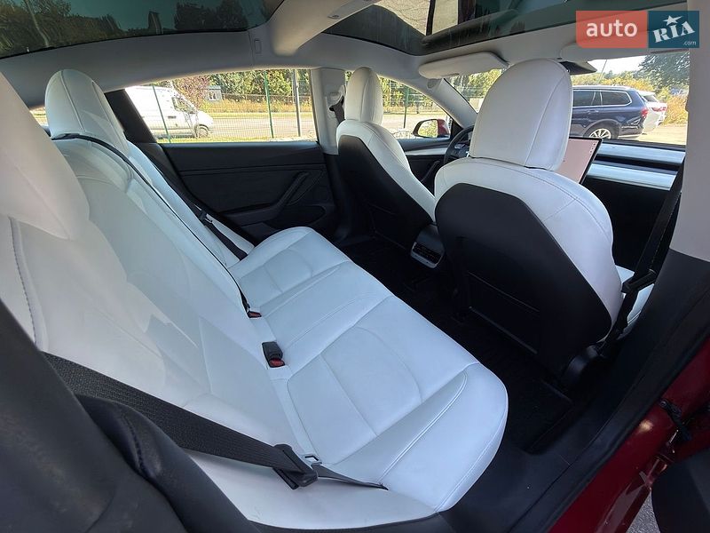 Седан Tesla Model 3 2021 в Виннице