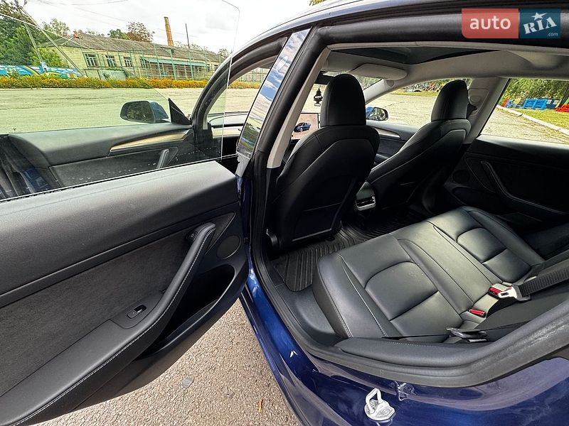 Седан Tesla Model 3 2023 в Полтаві