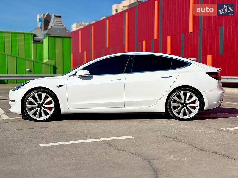Седан Tesla Model 3 2018 в Киеве