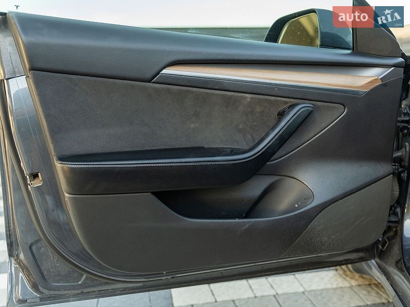 Седан Tesla Model 3 2021 в Львове
