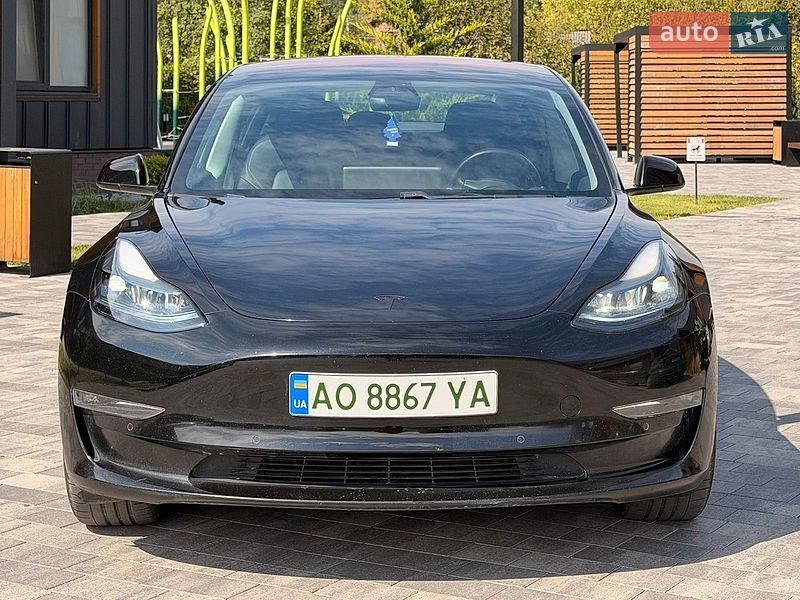 Седан Tesla Model 3 2018 в Ужгороде