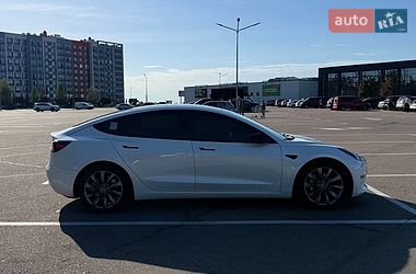 Седан Tesla Model 3 2021 в Киеве