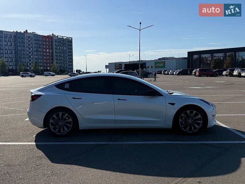 Седан Tesla Model 3 2021 в Киеве