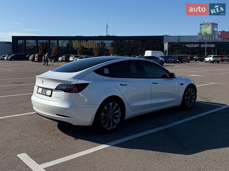 Седан Tesla Model 3 2021 в Киеве