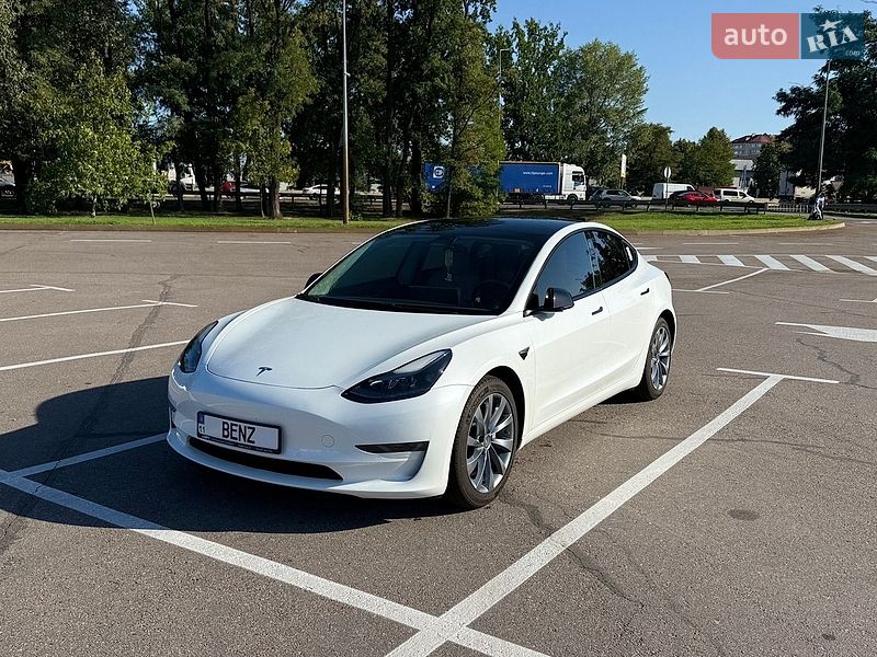 Седан Tesla Model 3 2021 в Киеве