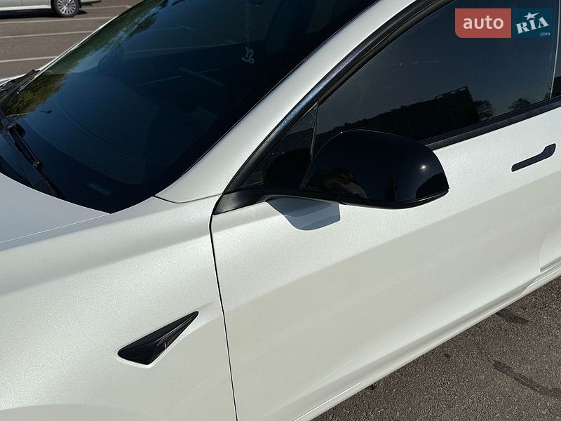 Седан Tesla Model 3 2021 в Киеве