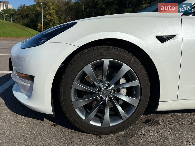Седан Tesla Model 3 2021 в Киеве
