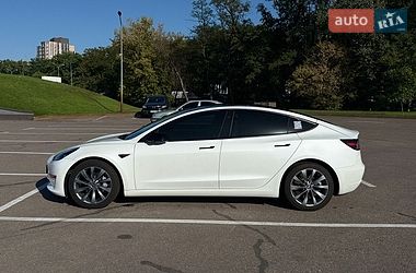 Седан Tesla Model 3 2021 в Киеве