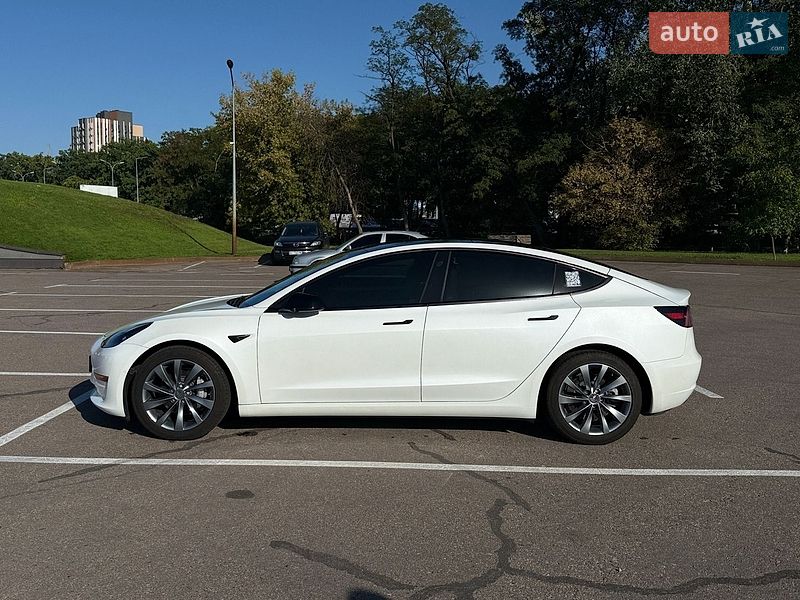 Седан Tesla Model 3 2021 в Киеве
