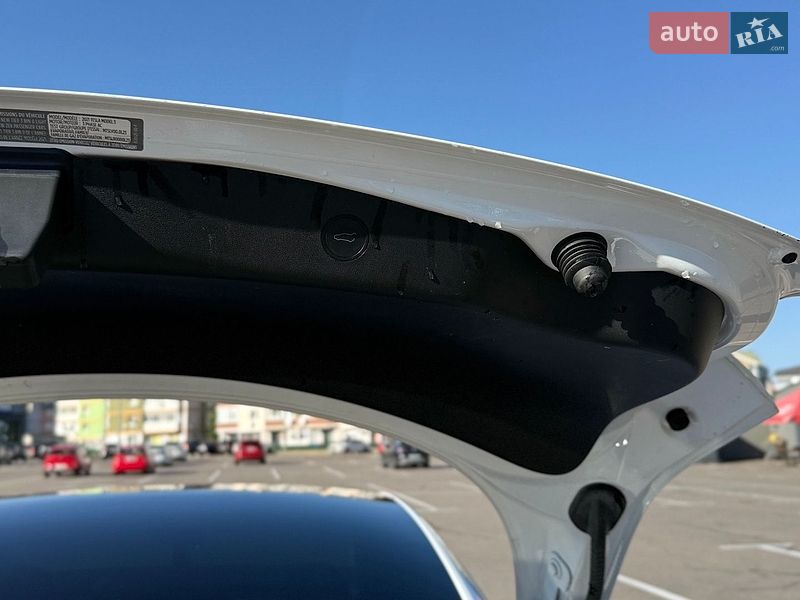 Седан Tesla Model 3 2021 в Киеве