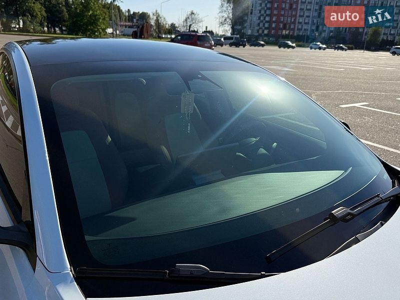 Седан Tesla Model 3 2021 в Киеве