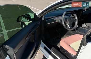 Седан Tesla Model 3 2021 в Киеве