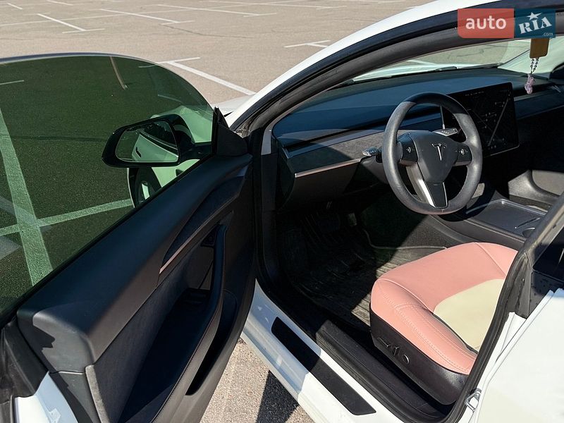 Седан Tesla Model 3 2021 в Киеве