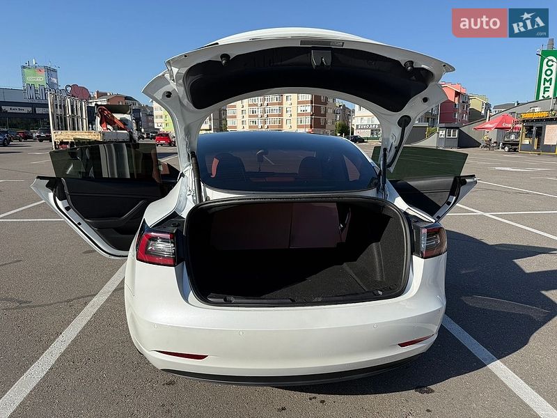 Седан Tesla Model 3 2021 в Киеве