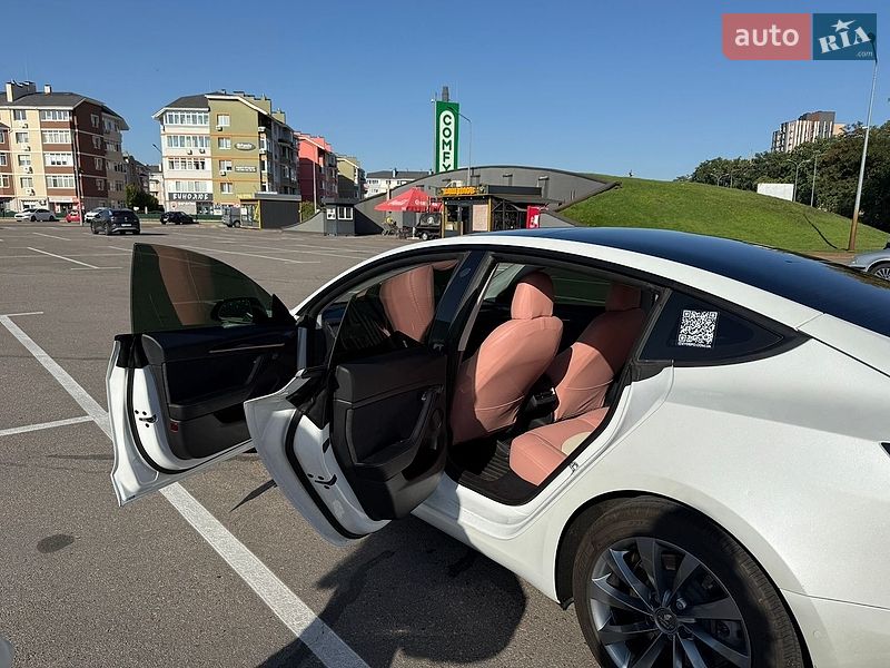 Седан Tesla Model 3 2021 в Киеве