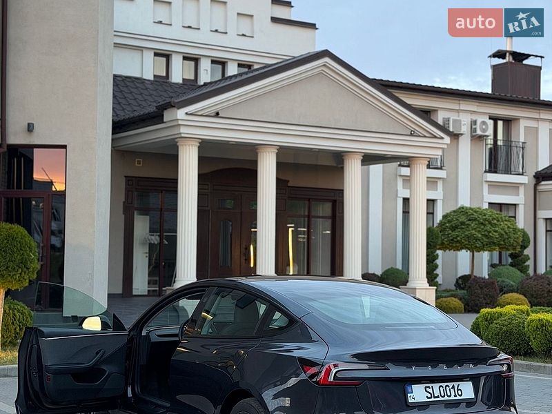 Седан Tesla Model 3 2024 в Стрые
