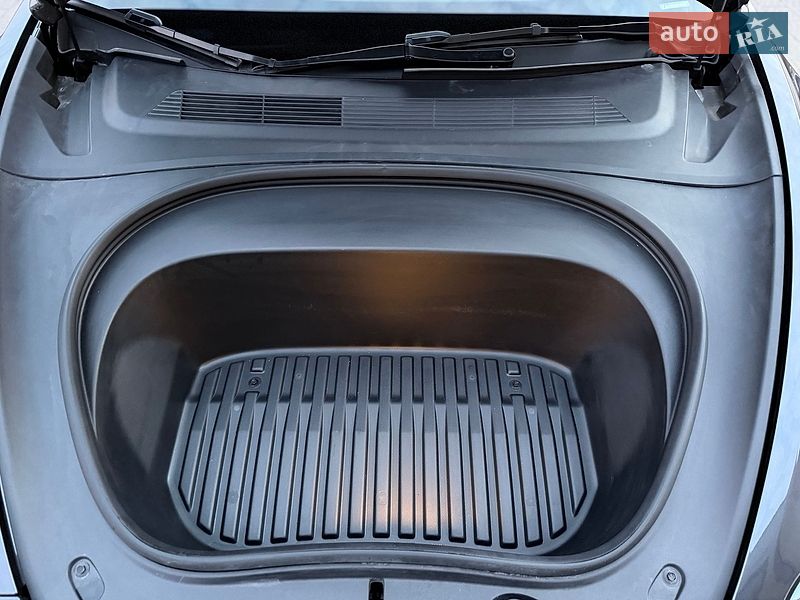 Седан Tesla Model 3 2024 в Стрые