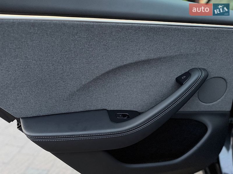Седан Tesla Model 3 2024 в Стрые