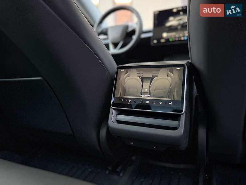 Седан Tesla Model 3 2024 в Стрые