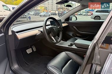 Седан Tesla Model 3 2020 в Вишневому