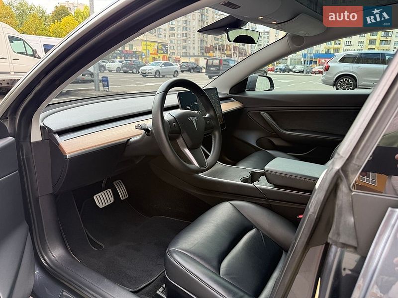 Седан Tesla Model 3 2020 в Вишневому