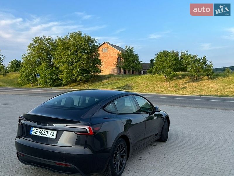 Седан Tesla Model 3 2024 в Чернівцях