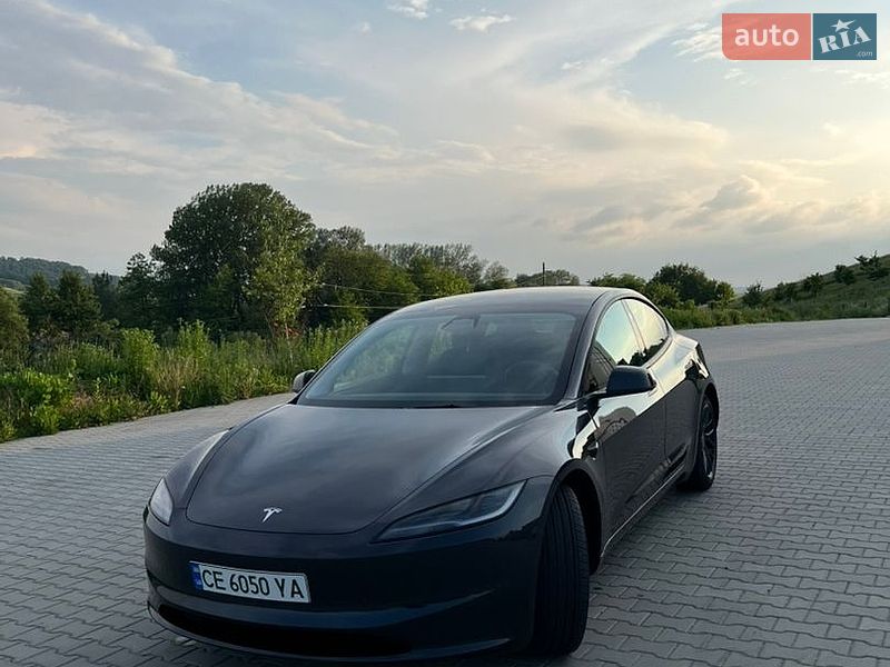 Седан Tesla Model 3 2024 в Чернівцях