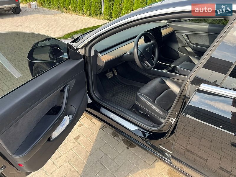 Седан Tesla Model 3 2019 в Ужгороде