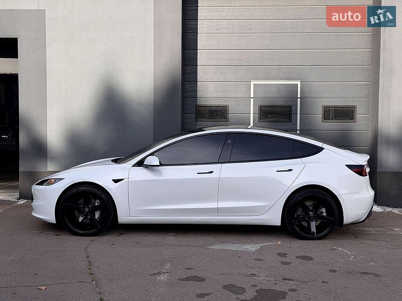 Седан Tesla Model 3 2024 в Києві