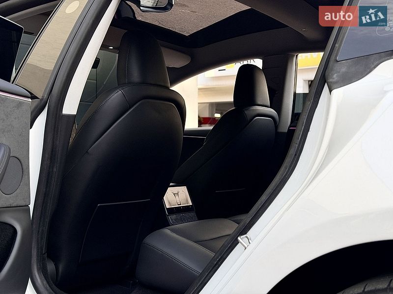 Седан Tesla Model 3 2024 в Києві
