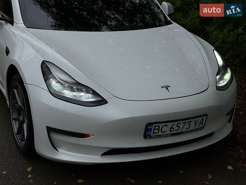 Седан Tesla Model 3 2021 в Львові