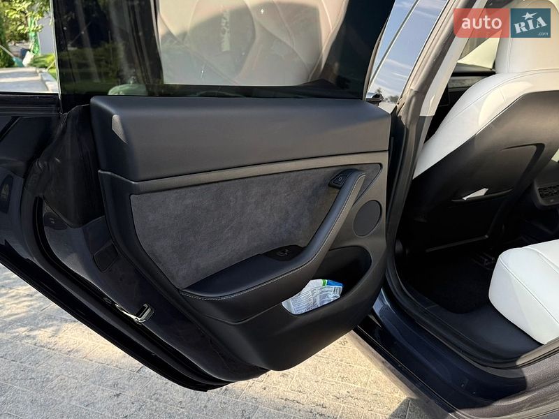 Седан Tesla Model 3 2023 в Днепре