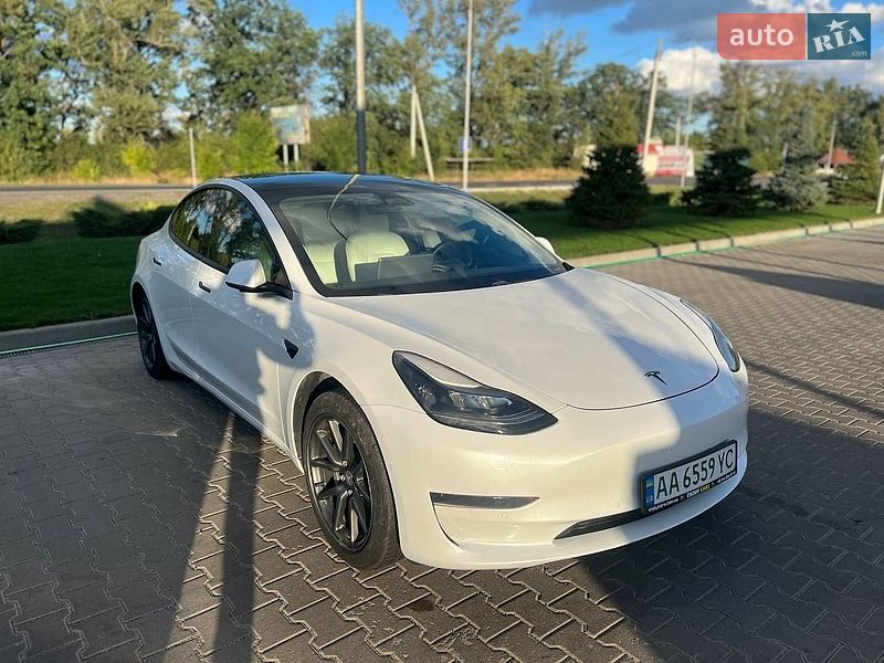 Седан Tesla Model 3 2021 в Киеве