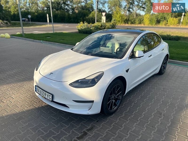 Седан Tesla Model 3 2021 в Киеве