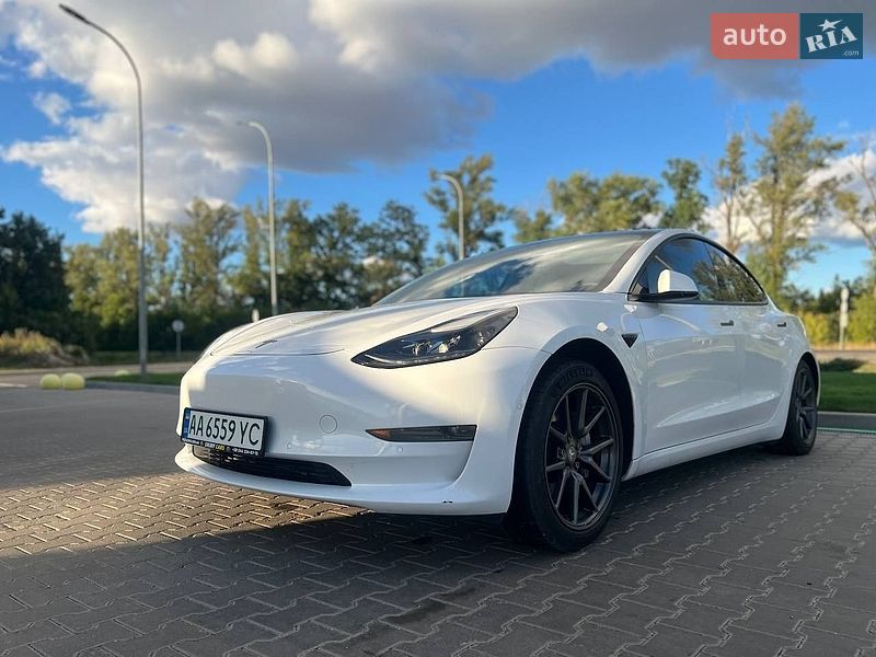 Седан Tesla Model 3 2021 в Киеве