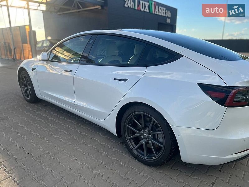 Седан Tesla Model 3 2021 в Киеве