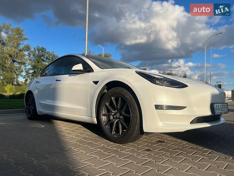 Седан Tesla Model 3 2021 в Киеве