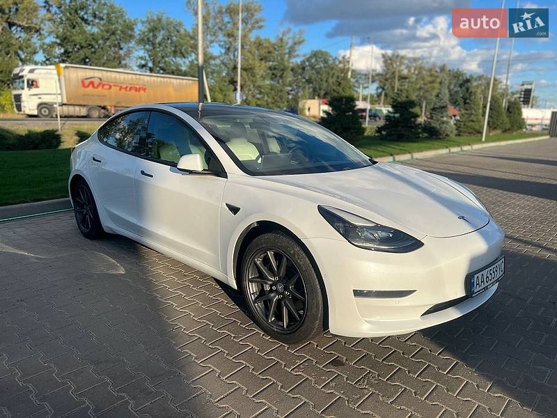 Седан Tesla Model 3 2021 в Киеве