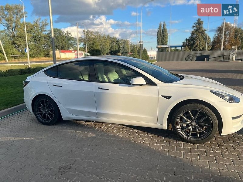 Седан Tesla Model 3 2021 в Киеве
