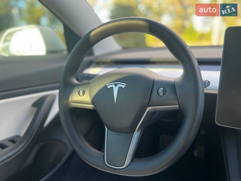 Седан Tesla Model 3 2021 в Киеве