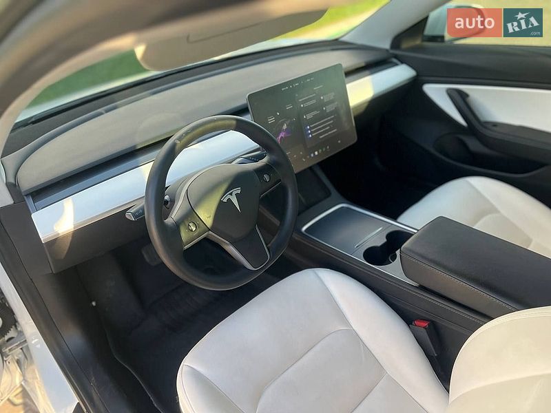 Седан Tesla Model 3 2021 в Киеве