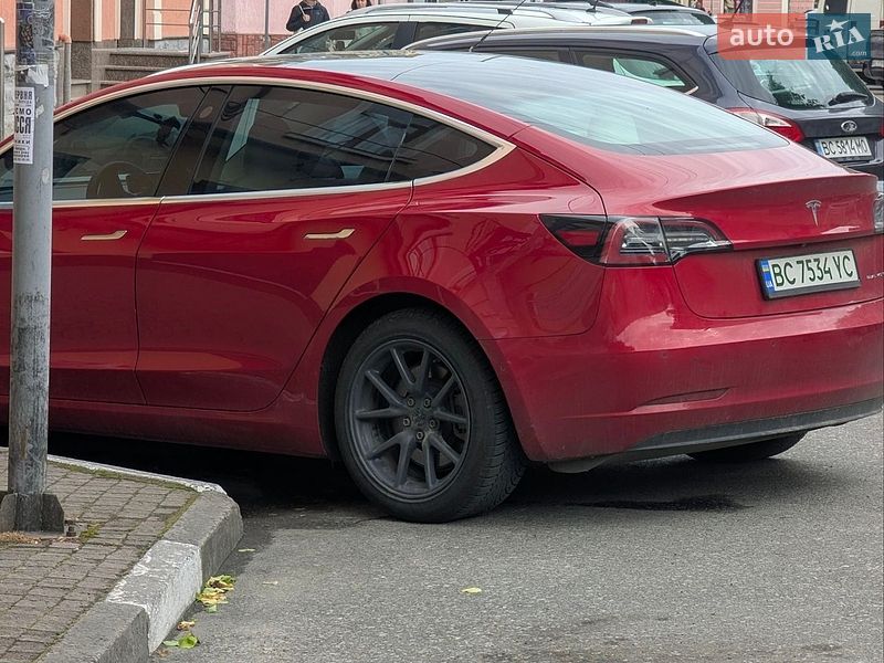 Седан Tesla Model 3 2020 в Моршині