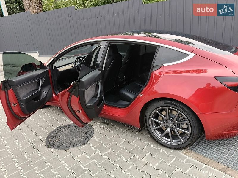 Седан Tesla Model 3 2018 в Луцке
