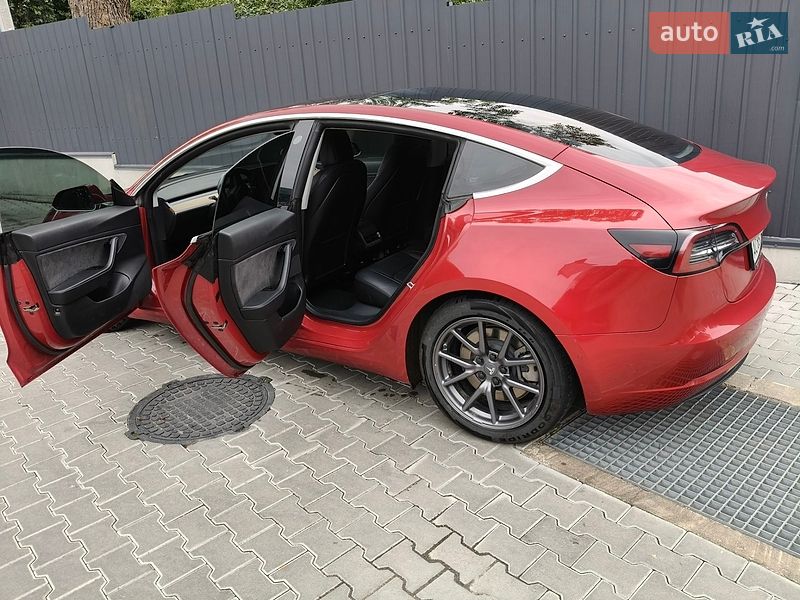 Седан Tesla Model 3 2018 в Луцке
