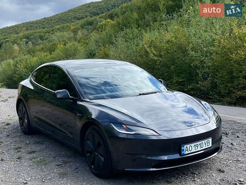 Седан Tesla Model 3 2025 в Ужгороде
