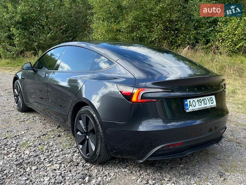 Седан Tesla Model 3 2025 в Ужгороде