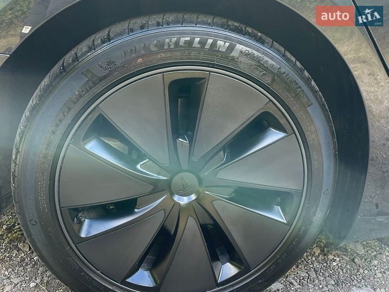 Седан Tesla Model 3 2025 в Ужгороде