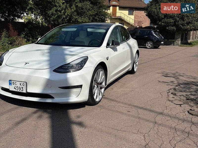 Седан Tesla Model 3 2019 в Львове