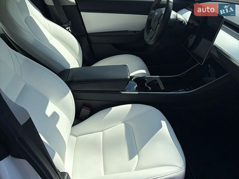 Седан Tesla Model 3 2019 в Львове
